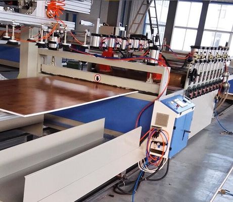 Un bon prix. Ligne composée en plastique en bois d'extrusion de panneau de porte de cavité de PVC WPC/chaîne de production vis de double en ligne