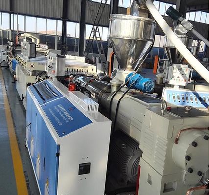 Un bon prix. Chaîne de production complètement automatique de conseil de WPC, extrudeuse en plastique en bois en ligne