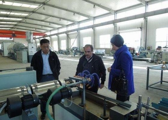 Un bon prix. Sprial enveloppant la machine en plastique d'extrudeuse de bande, fil électrique gaine la chaîne de production en plastique en ligne
