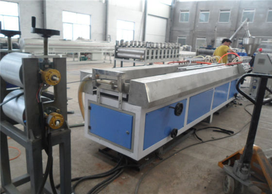 Un bon prix. Production en bois et en plastique de profil de PVC de panneau de mur faisant la machine, ligne en plastique d'extrusion de profil de PVC en ligne