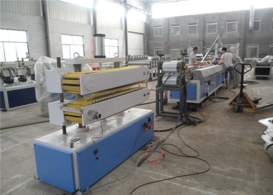 Un bon prix. Chaîne de production en plastique en bois de profil de PVC WPC de profil de PE de pp, profil en plastique en bois faisant des machines en ligne