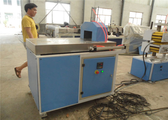 Un bon prix. Profil du cadre de porte WPC faisant à PVC de machine la machine en plastique d'extrusion de profil en ligne