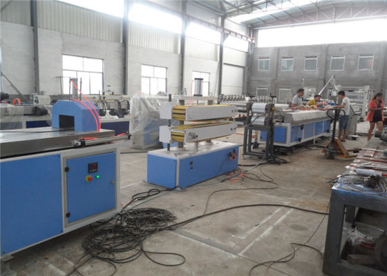 Un bon prix. Ligne en plastique en acier d'extrusion de profil de PE de PVC pp, profil en bois de PVC faisant la machine en ligne