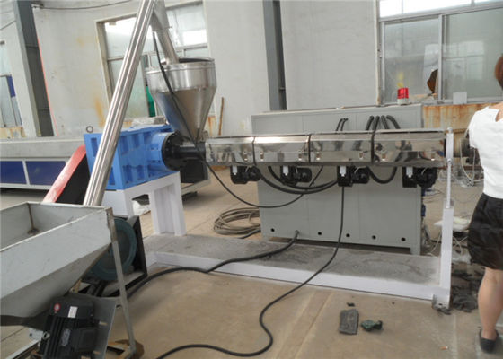 Un bon prix. Profil en plastique faisant la machine, ligne en plastique d'extrusion de profil de boudineuse à vis de fenêtre jumelle conique de PVC en ligne