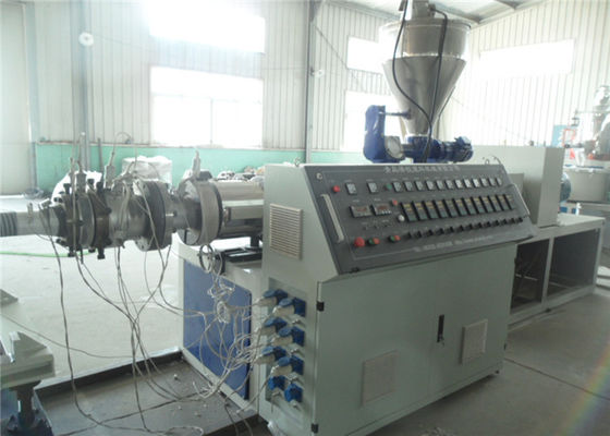 Un bon prix. La ligne en plastique d'extrusion de tuyau de PE à faible bruit avec scie la coupe de lame en ligne