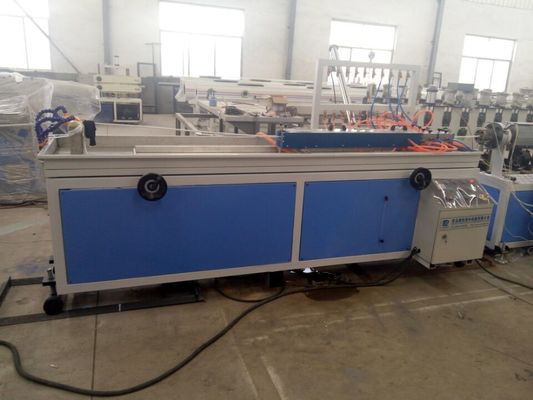 Un bon prix. Chaîne de production en plastique de profil de PVC/processus en plastique du bois d'extrusion de profil en ligne