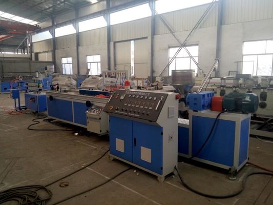 Un bon prix. Ligne d'extrusion de profil de mousse plastique, réutilisant la machine matérielle d'extrusion de profil de PVC en ligne