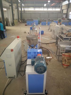 Un bon prix. Profil en plastique professionnel de Decking de la ligne d'extrusion de profil/PVC WPC faisant la machine en ligne