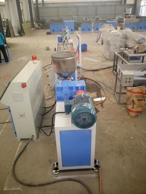 Un bon prix. Chaîne de production de panneau de mur de la ligne d'extrusion de profil de PVC WPC/PVC fabrication extérieure de Decking en ligne