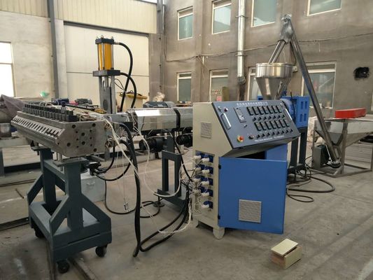 Un bon prix. Deux machine de panneau de mousse de PVC de croûte de la vis WPC avec le moteur de Siemens, à faible bruit en ligne