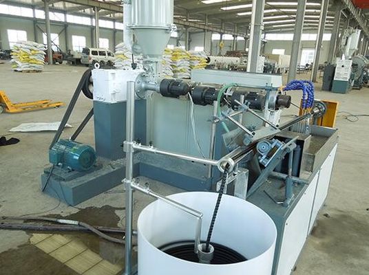 Un bon prix. Chaîne de production ondulée automatique de tuyau, boudineuse à vis simple de tuyau de douille protectrice hydraulique de Sprial en ligne