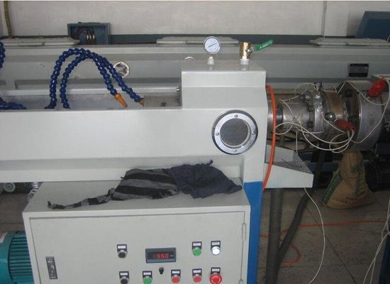Un bon prix. Ligne en plastique complètement automatique PE Sprial d'extrusion de tuyau de pp enveloppant la fabrication de bandes en ligne