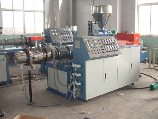 Un bon prix. Tuyau tressé mou de PVC faisant la machine, chaîne de production en plastique de tuyau de PVC en ligne