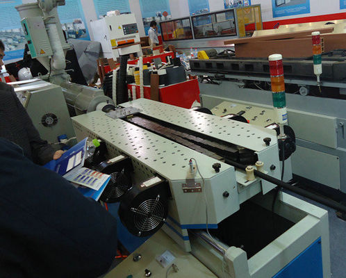 Un bon prix. Le PVC a ridé la boudineuse à vis de jumeau de machine de tuyau, extrudeuse à mur unique de tuyau ridée par PVC en ligne