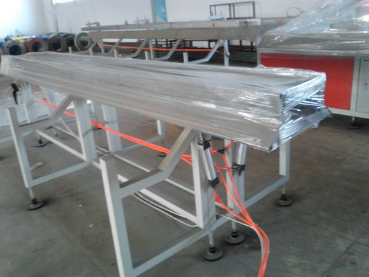 Un bon prix. Chaîne de production en plastique de tuyau de PVC machine d'extrusion de tuyau de la boudineuse à vis de jumeau/PVC pour l'irrigation/tuyau en ligne