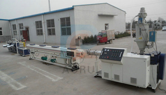 Un bon prix. Machine en plastique d'extrusion de PVC, double conduite d'eau de vis de PVC faisant la machine en ligne