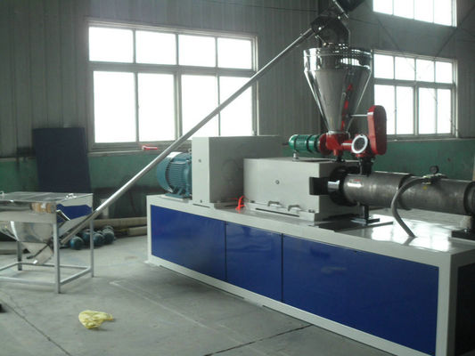 Un bon prix. Ligne creuse ou solide d'extrusion de profil de PVC de plastique, machines de profil de porte de fenêtre en ligne