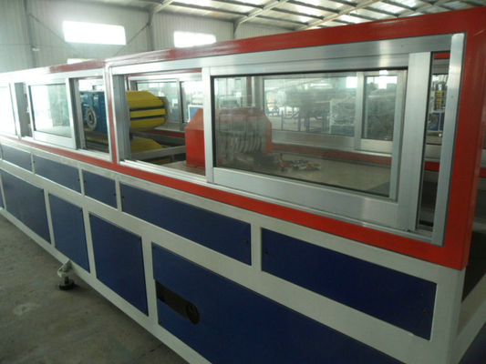Un bon prix. Ligne composée en plastique en bois d'extrusion de profil de panneau de WPC, extrudeuse de profil de WPC pp en ligne