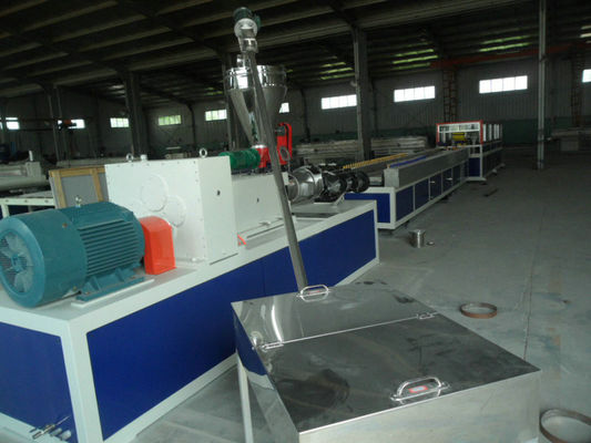 Un bon prix. Ligne en plastique d'extrusion de profil de Decking du PE WPC de pp avec la conception simple de vis en ligne