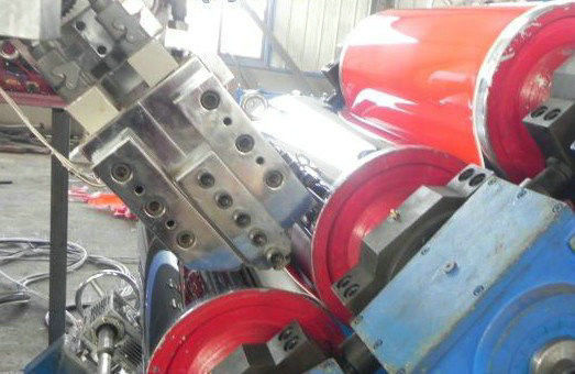 Un bon prix. La machine automatique de fabrication de cartons de vis simple/pp creusent la ligne d'extrusion de feuille en ligne