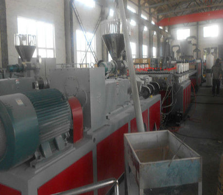 Un bon prix. chaîne de production de conseil de 1220mm WPC pour la construction, machine décorative de conseil de WPC en ligne