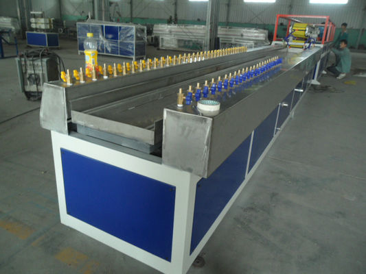 Un bon prix. Chaîne de production de profil de la balustrade WPC, extrudeuse de plastique de profil de couloir de WPC pp/PE en ligne