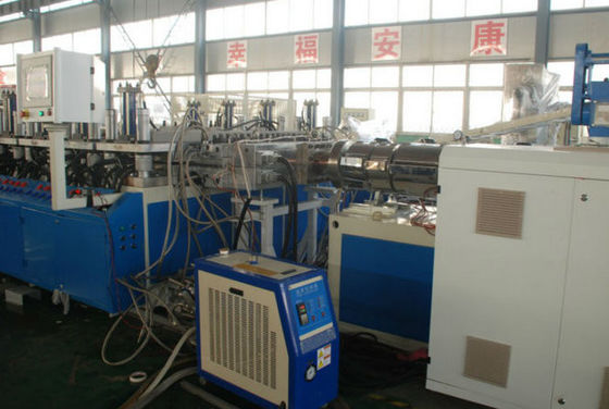 Un bon prix. Chaîne de production en plastique de conseil de WPC feuille automatique de WPC faisant à machine la double vis en ligne