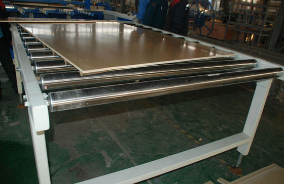Un bon prix. Fabrication complètement automatique de calibre de construction de machine de panneau de mousse de PVC WPC en ligne