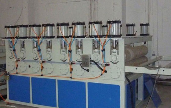 Un bon prix. Ligne en plastique en bois 0~2.5m/Min d'extrusion de WPC de mousse de machine à grande vitesse de panneau en ligne