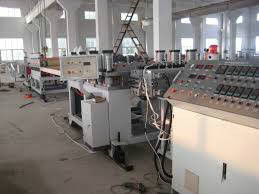 Un bon prix. Machine à deux hélices de panneau de mousse de PVC/chaîne de production/ligne d'extrusion complètement automatique en ligne