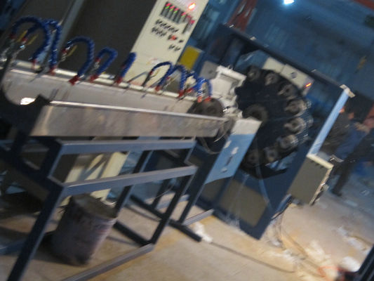 Un bon prix. Ligne en plastique de tissu-renforcé d'extrusion de tuyau de PVC avec l'extrudeuse à grande vitesse en ligne