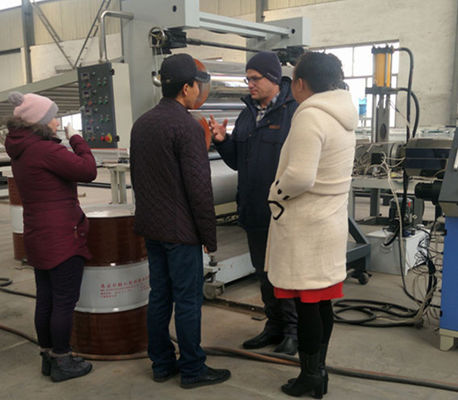 Un bon prix. Panneau de mousse de croûte de PVC WPC faisant la machine, chaîne de production en plastique de panneau de mousse de meubles de WPC en ligne