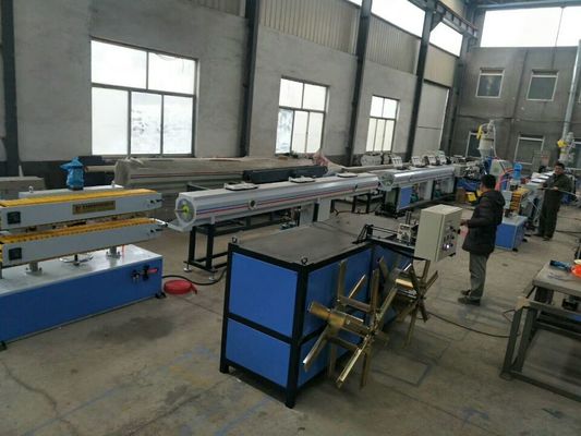 Un bon prix. Réservoirs d'eau Ligne de production de tuyaux en PP/PE/PVC en ligne
