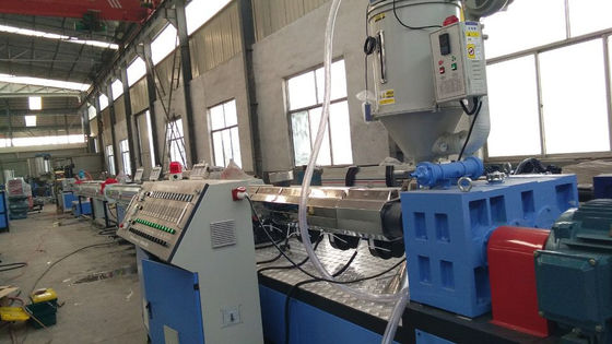 Un bon prix. D'eau fraîche de PE la ligne en plastique d'extrusion de tuyau et chaude/trois colorent la chaîne de production en plastique de tuyau de PE en ligne