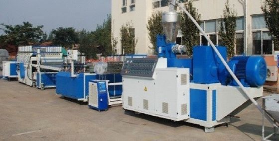 Un bon prix. Panneau de PVC de mousse de croûte faisant la machine, ligne en plastique d'extrusion de profil de PVC en ligne