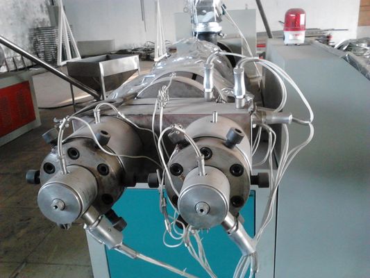 Un bon prix. Ligne en plastique d'extrusion de tuyau de vis de jumeau de PVC, machine d'extrudeuse de tuyau en ligne