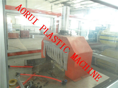 Un bon prix. Chaîne de production de profil de cadre de porte, ligne d'extrusion de profil de WPC Fenc en ligne