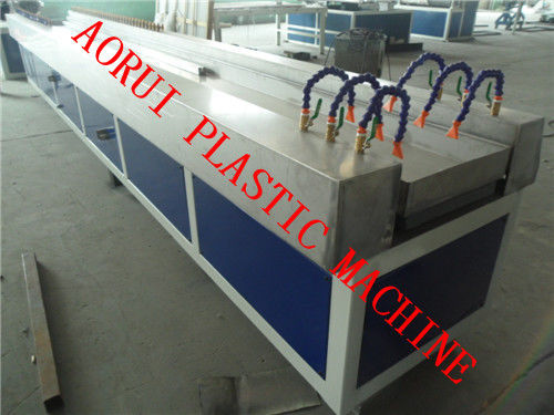 Un bon prix. Ligne d'extrusion de profil de Wpc de panneau de mur de PVC, chaîne de production de profil de Wpc en ligne