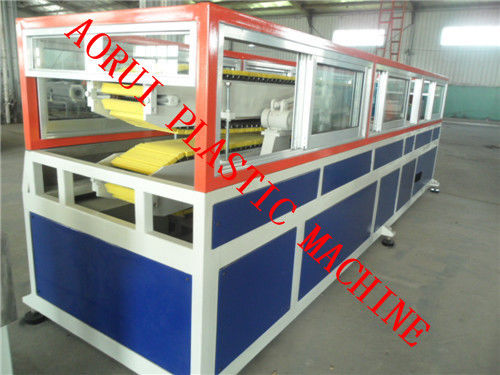Un bon prix. Panneau de mur de WPC/ligne en plastique 160-280kg/h d'extrusion profil de Decking en ligne