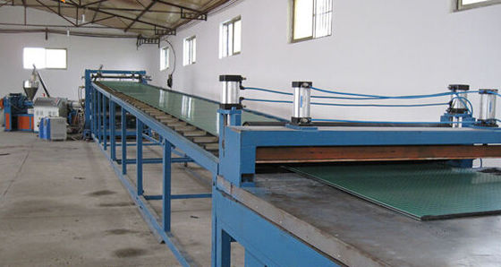 Un bon prix. Chaîne de production en plastique de panneau de PVC WPC, panneau à haute production de PVC faisant la machine en ligne