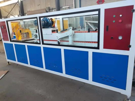 Un bon prix. Ligne en plastique de estampillage chaude extrudeuse d'extrusion de profil de profil de PVC de largeur de 300mm en ligne