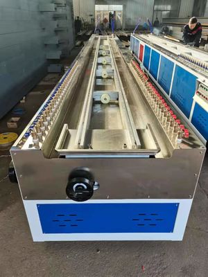 Un bon prix. Conception de taille personnalisée Machine d'extrusion en plastique Faible bruit en ligne
