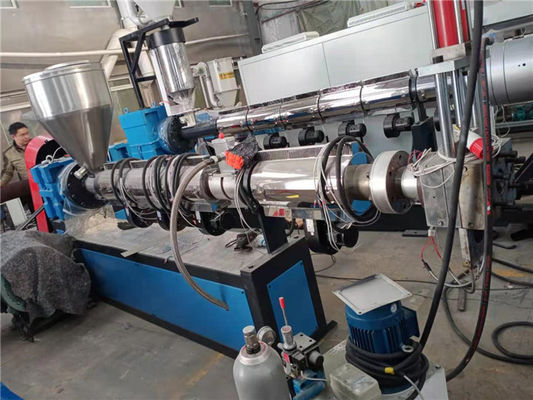Un bon prix. Largeur jumelle automatique 1220mm de machine de panneau de mousse de la vis WPC en ligne