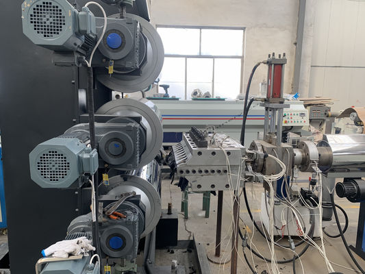 Un bon prix. PVC WPC pelant la ligne d'extrusion de panneau de mousse pour des meubles en ligne