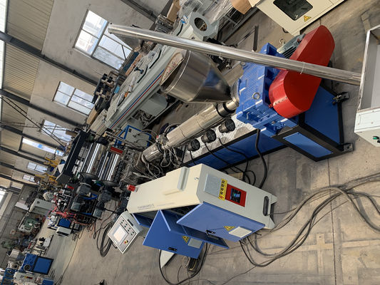 Chaîne de production de feuille de PVC de contrôle de PLC 380V 50HZ, panneau en plastique de feuille de PVC faisant la machine