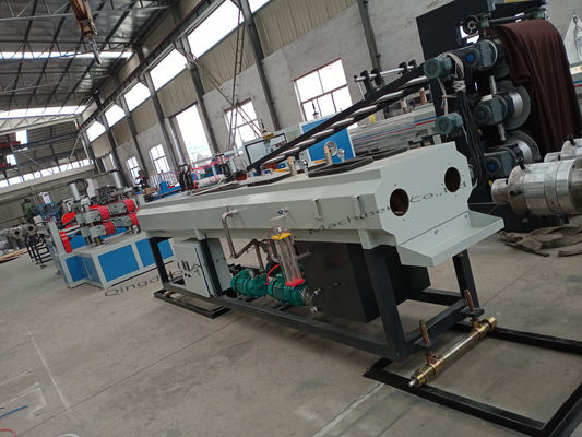 Un bon prix. ligne en plastique 50kg/H d'extrusion de tuyau de PVC 125kw avec la cavité deux en ligne