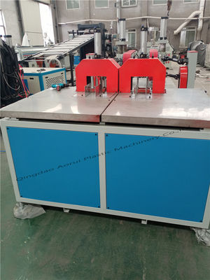 Un bon prix. Le ressort dénomment la machine 200kg/H 6m/Min d'extrusion de tuyau de PVC de 90mm en ligne
