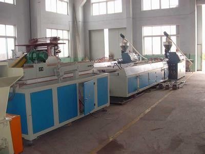 Un bon prix. Ligne en plastique d'extrusion de profil de PVC pour le profil décoratif/PVC faisant la machine en ligne