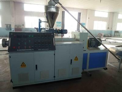 Un bon prix. La ligne en plastique d'extrusion de profil de la CE pour le plastique et le bois de PVC a écumé profil et plat en ligne