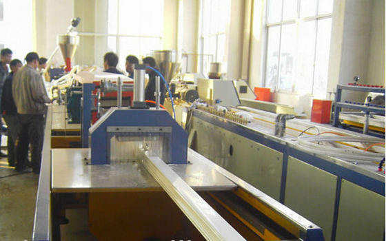Un bon prix. Ligne en plastique d'extrusion de profil de pavillon extérieur de WPC, machines de profil de planche en ligne